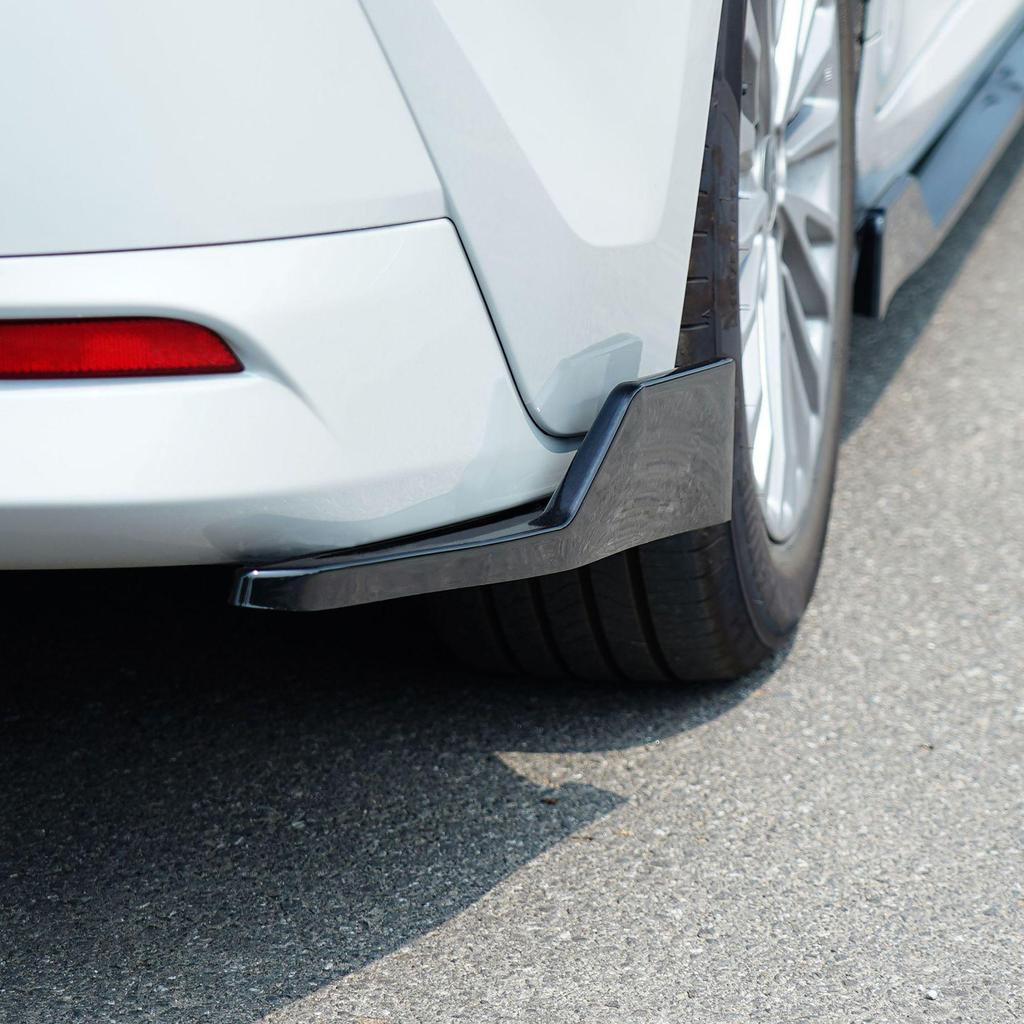 Обвес для Camry 9-го поколения 2024 года: Задние углы, Боковые юбки, Задний спойлер, Передний сплиттер, Диффузор, Верхний спойлер.