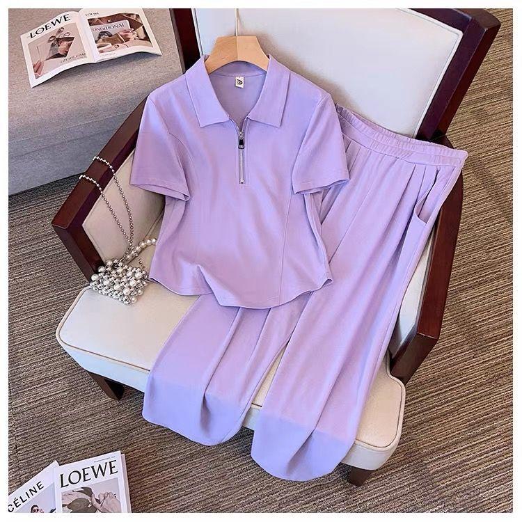 Женский комплект из двух предметов: футболка с коротким рукавом и воротником-поло большого размера и широкие брюки. Элегантный повседневный комплект, подчеркивающий темперамент.