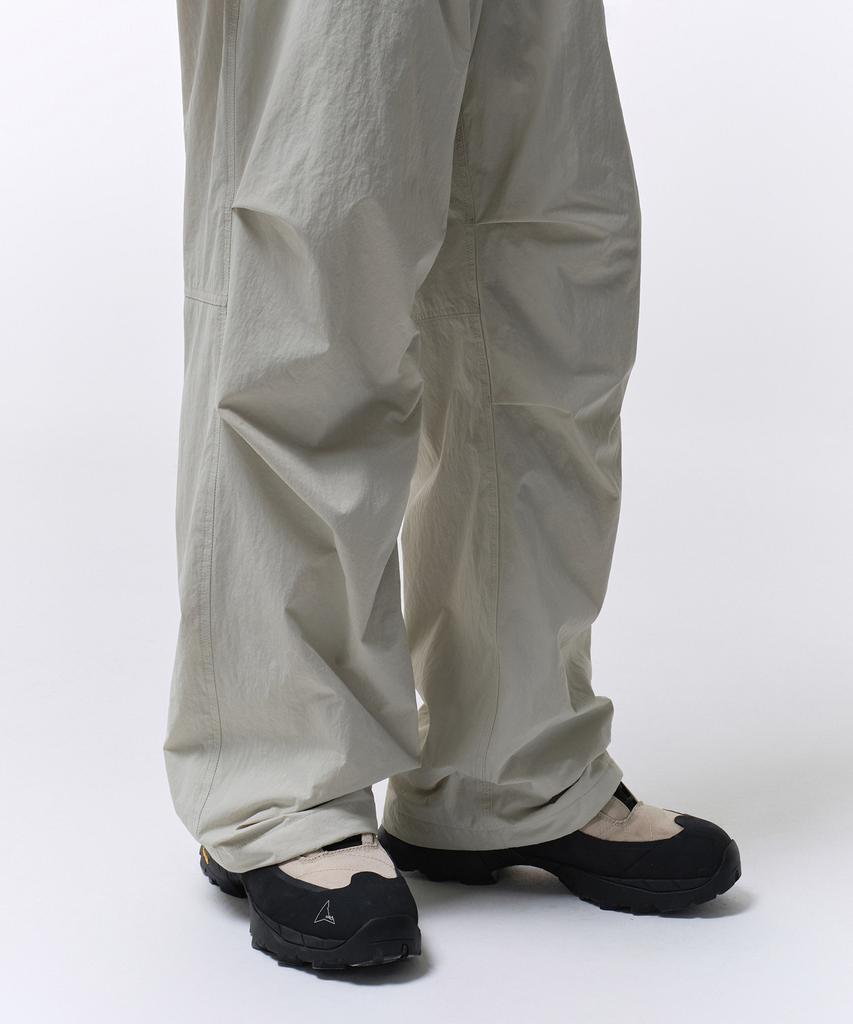 MUSINSA STANDARD [City Leisure] Fleece-Lined Wide Belted Parachute Pants [Dusty Cream]