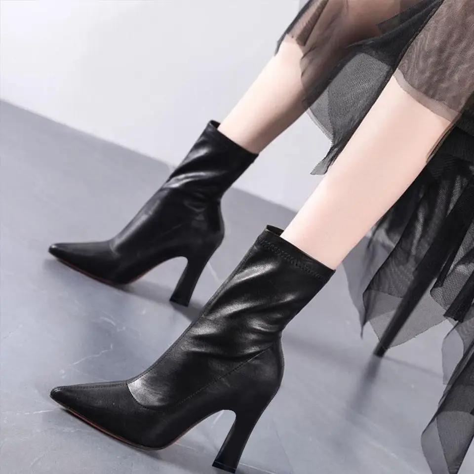 Модные полусапожки на очень высоком каблуке, женские белые туфли с острым носком до середины голени, женские кожаные качественные готические шикарные и элегантные модные ботинки 2024 года