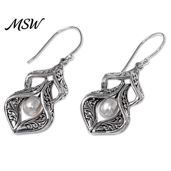 Vintage Style Hollow Carved Ear Hooks 1 Pair Women Retro Drop Earrings, Faux Pearl Graceful Swaying Earrings for Facial Contouring Dangle Anniversary