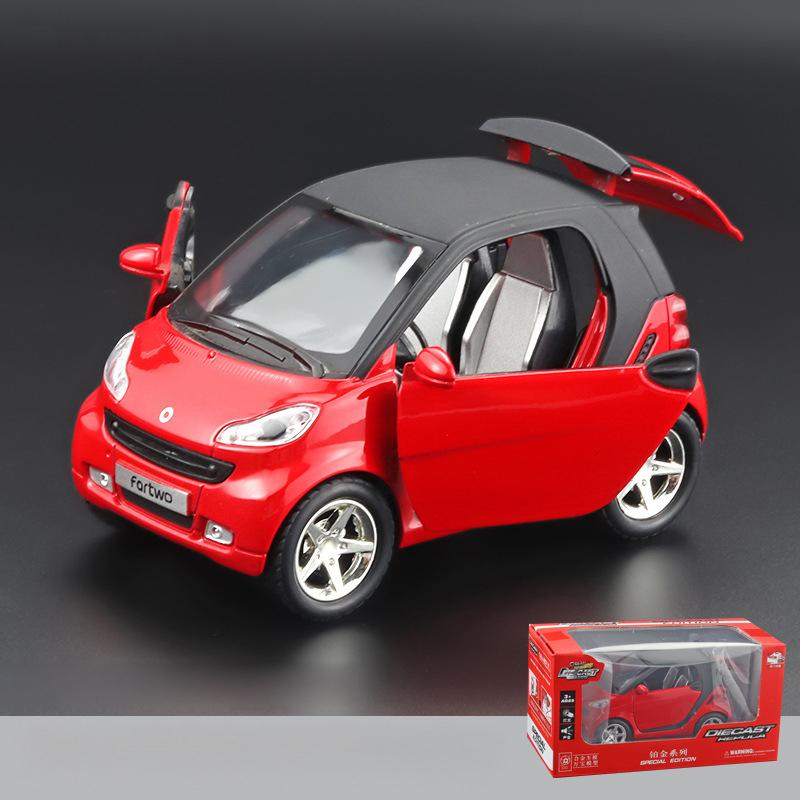 1/32 Smart Fortwo имитирует модели автомобильного освещения и музыки, чтобы вернуть электронные игрушки и автомобильные игрушки обратно в модель автомобиля из сплава