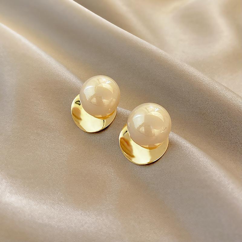 Elegant and sophisticated earrings for women, vintage niche design pearl studs, popular online trend ear accessories