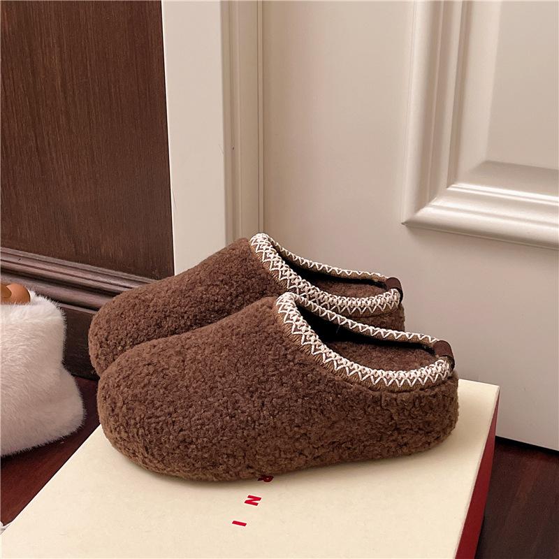 Ретро нескользящие толстоподошвенные пушистые тапочки для женской уличной носки 2025 новые осенне-зимние универсальные увеличивающие рост мягкоподошвенные тапочки с закрытым носком