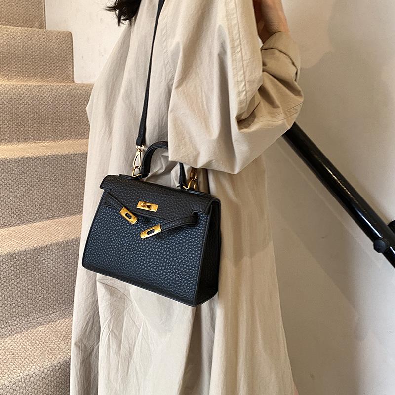 Ретро трендовая женская сумка 2025 новая осенняя модная повседневная маленькая квадратная сумка высококлассная сумка через плечо