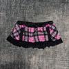 Короткая юбка в темно-розовую и черную клетку с кружевной оборкой по подолу - Универсальная вещь в стиле 'Hot Girl Street Style'
