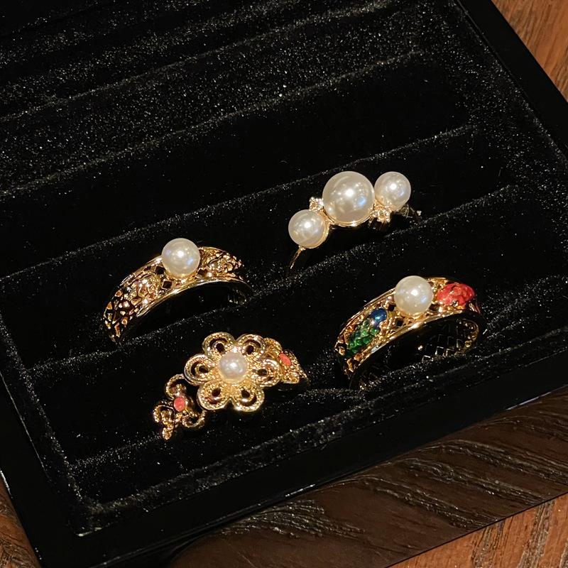 В Средние века были капли рыбы, жемчуг, полые цветы, открытые кольца, изысканные кольца высокого класса, простой темперамент и полные бриллиантов