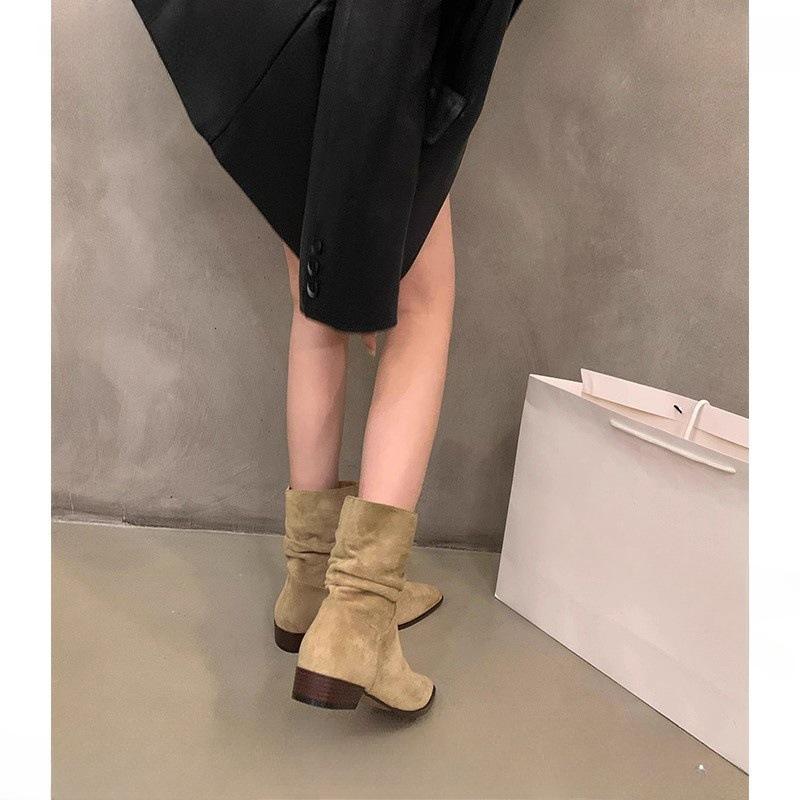 Замшевые короткие сапоги на низком каблуке, новые маленькие остроносые корейские сапоги-рыцари со складками на голенище, универсальные короткие сапоги осень 2025