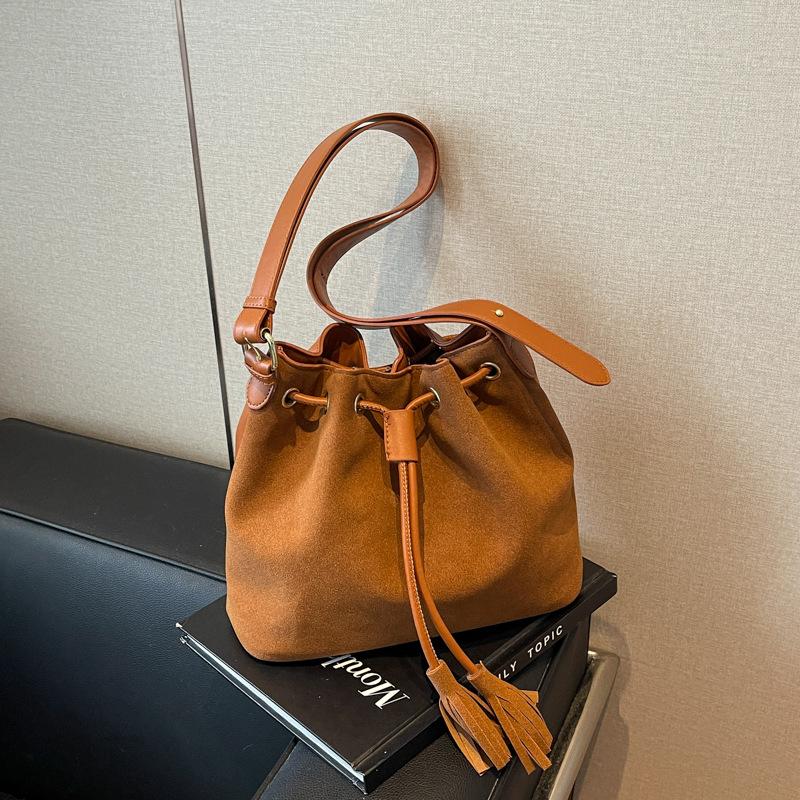 Женская матовая сумка с ретро-текстурой 2024 года, новая модная повседневная иностранная универсальная модная портативная маленькая сумка-ведро