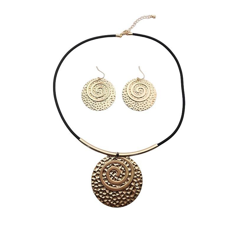 Комплект из колье и серег из черной веревки в форме спирали