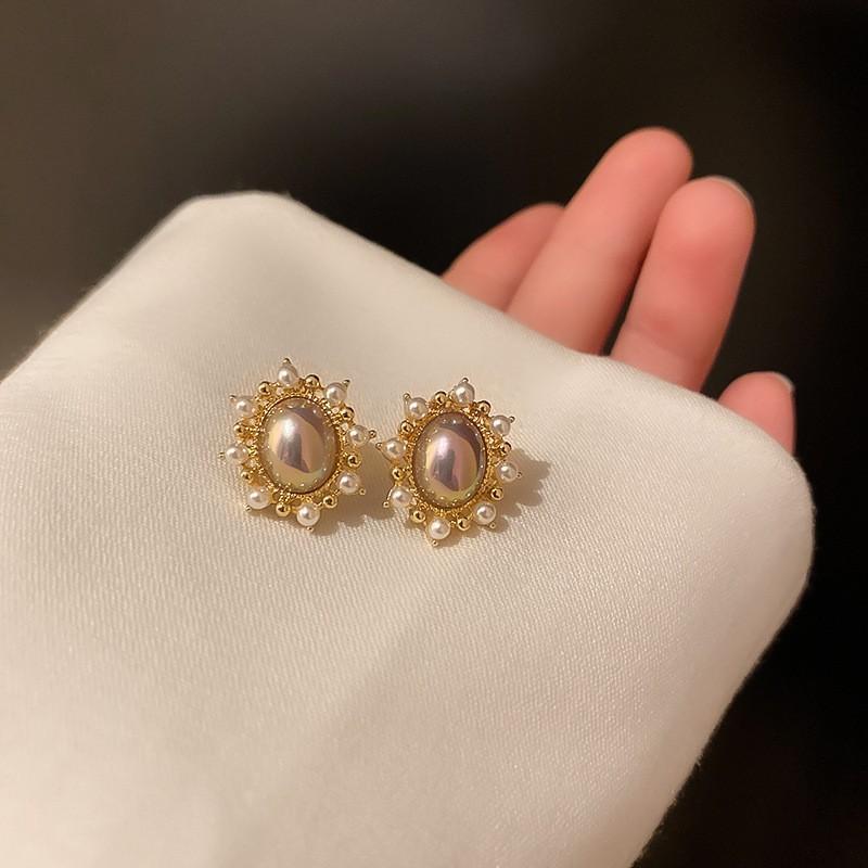 Silver needle light luxury Spice Girl pearl stud earrings temperament retro super flash earrings women's fashion high sense personalized earrings