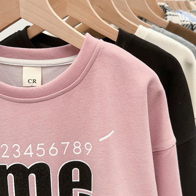 Большой американский принт, круглый вырез, длинный рукав, укороченный свитер