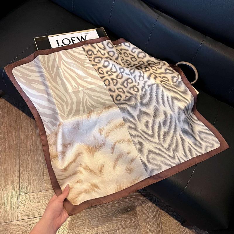 Retro silk scarves for women's new high-end accessories, neck small square scarf, scarf waist, fashionable and versatile, and gifts can be given.