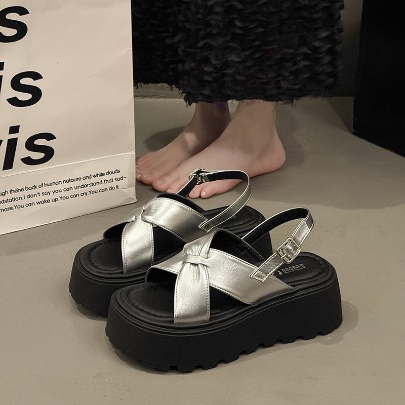 Маффины толстая подошва увеличивающие рост римские сандалии женские 2025 новые летние для ношения с юбкой маленькие пляжные туфли