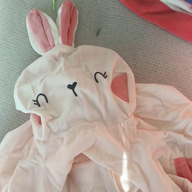 Младенцы учатся сидеть на диванах, младенцы и малыши учатся сидеть на сиденьях, препятствующих падению, и практикуют позы сидения