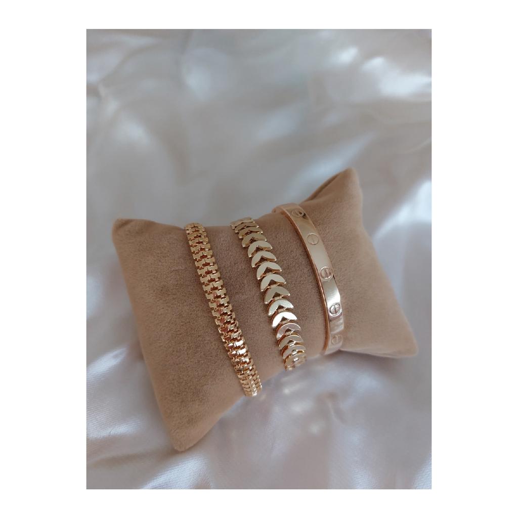 Женский комплект комбинированных браслетов золотого цвета с позолотой