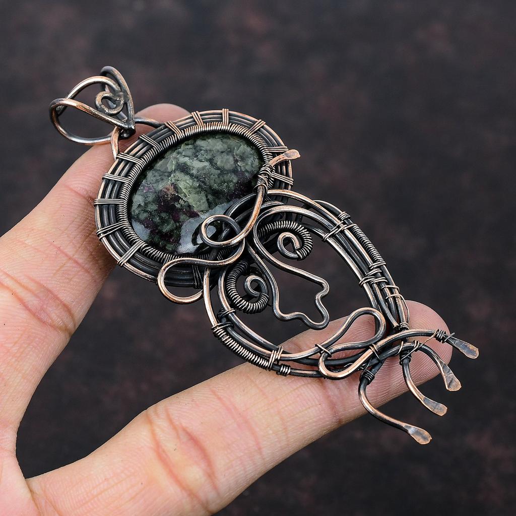 Подвеска из эвдиалита, подвеска из медной проволоки, подвеска ручной работы, изящное медное украшение, стильная подвеска, подвеска из проволоки, драгоценный камень, подарок для него