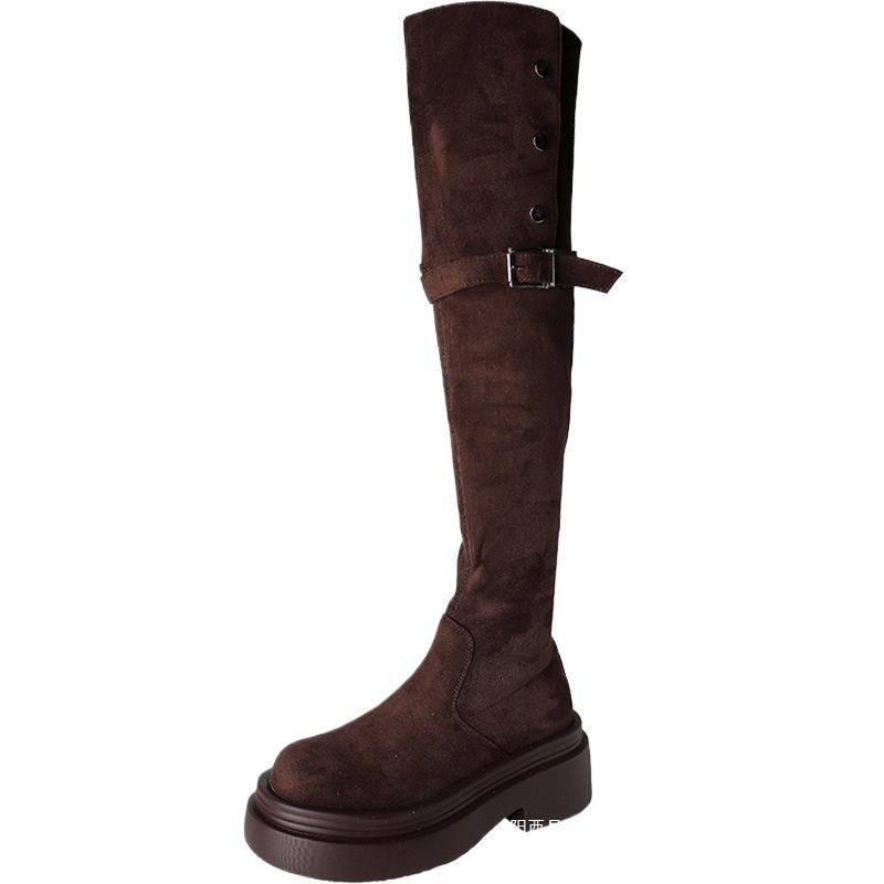 Два носят сложенные ботинки на толстой подошве детские весна и зима 2025 новые ботинки-рыцари до колена на толстом каблуке