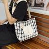 Клетчатая вместительная простая повседневная новая сумка-мессенджер популярная для студентов колледжа, для класса, на плечо, под мышку, женская