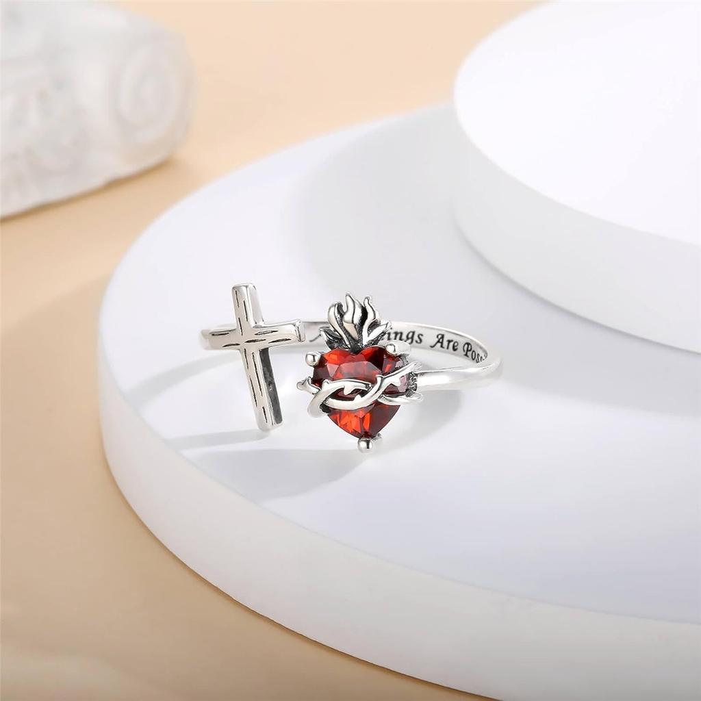 Красиво выполненное разомкнутое кольцо с изображением Святейшего Сердца Иисуса, украшенное креативным терновым красным сердцем из искусственного кристалла.