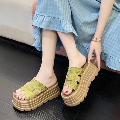 Крутые шлепанцы на толстой подошве, увеличивающие рост, женские летние 2025, новая модная сказочная модель, французские повседневные пляжные крутые шлепанцы