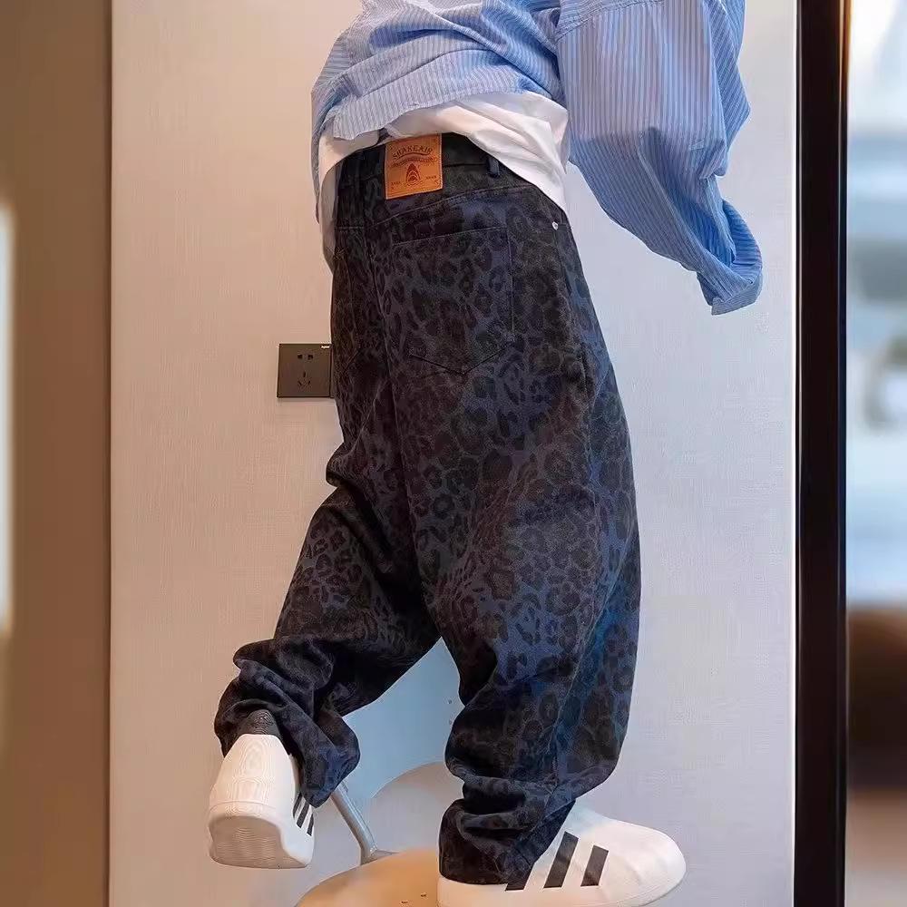 Американская уличная мода: Мужские джинсы свободного кроя с кожаной вышивкой - Зимний тренд, стиль широкие брюки.