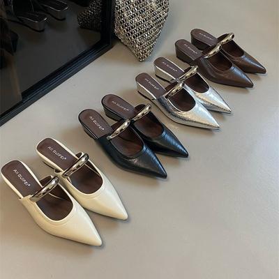 Верхняя одежда 2025 года весна и лето новые ретро классные тапочки женские нишевые высококачественные остроносые тапочки с металлической пряжкой сумка головка танкетка