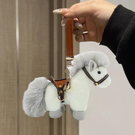 Мягкий брелок-пони в виде лошади, символизирующий год Лошади, с седлом, милый аксессуар для сумки или автомобиля, подарок на Китайский Новый год 2026 и для любителей животных.