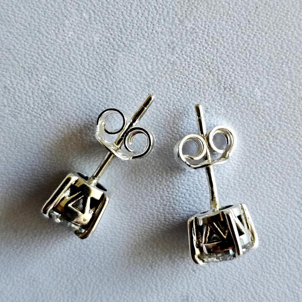 Arisha Silver Серьги-гвоздики из серебра 925 пробы с муассанитом