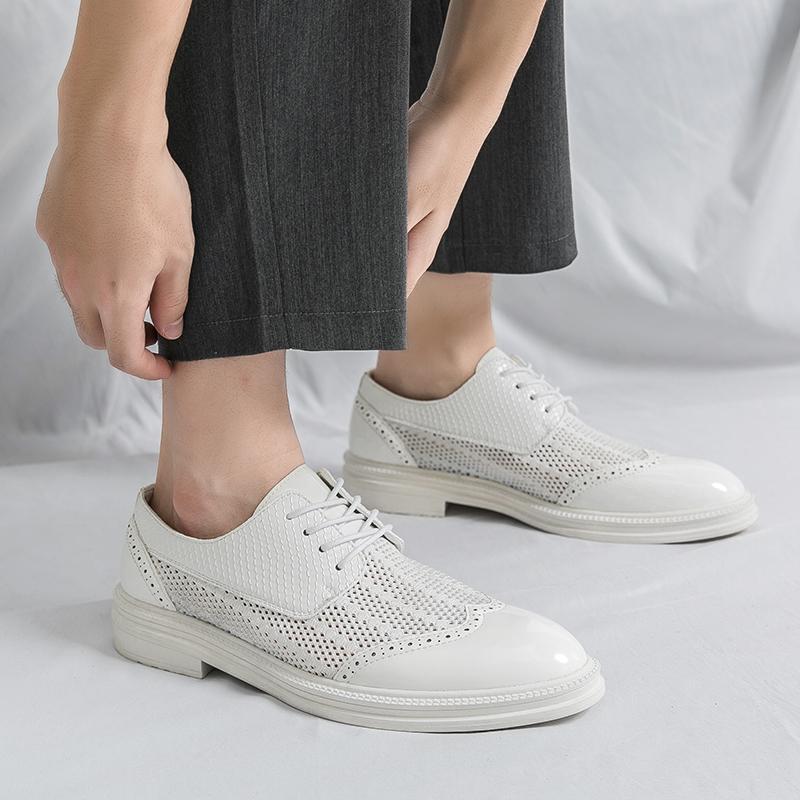 New Luxury Leather Brogue Men's Lace Up Hollowed Out Flats Shoes Casual British Style Men Oxfords 2024 Fashion Brand Dress Shoes