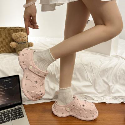 Туфли с отверстиями в виде звезд женские летние 2025 новые модные универсальные на толстой подошве увеличивающие рост нескользящие с закрытым носком крутые шлепанцы женские