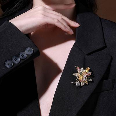 Современная цветная брошь из циркона с модным темпераментом, костюмным пальто, булавкой, цветочными аксессуарами для одежды и украшением корсажа.