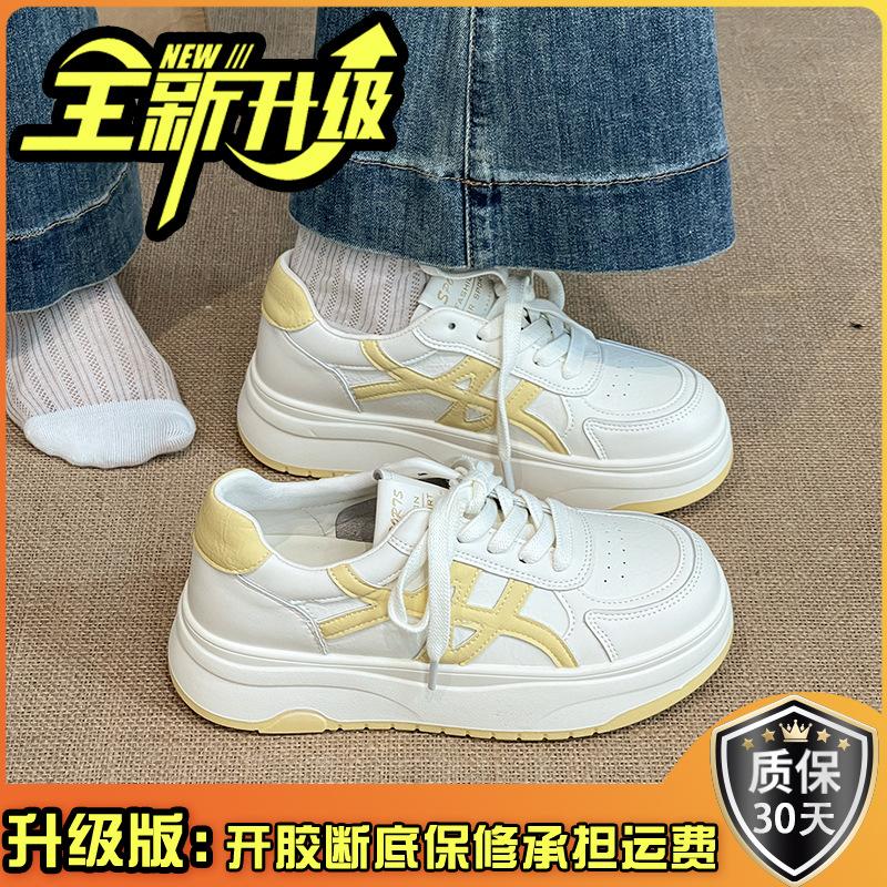 Корейская версия повседневных универсальных маленьких белых туфель на толстой подошве для женщин, лето 2025, новые спортивные туфли на толстой подошве, с увеличением роста и легкие
