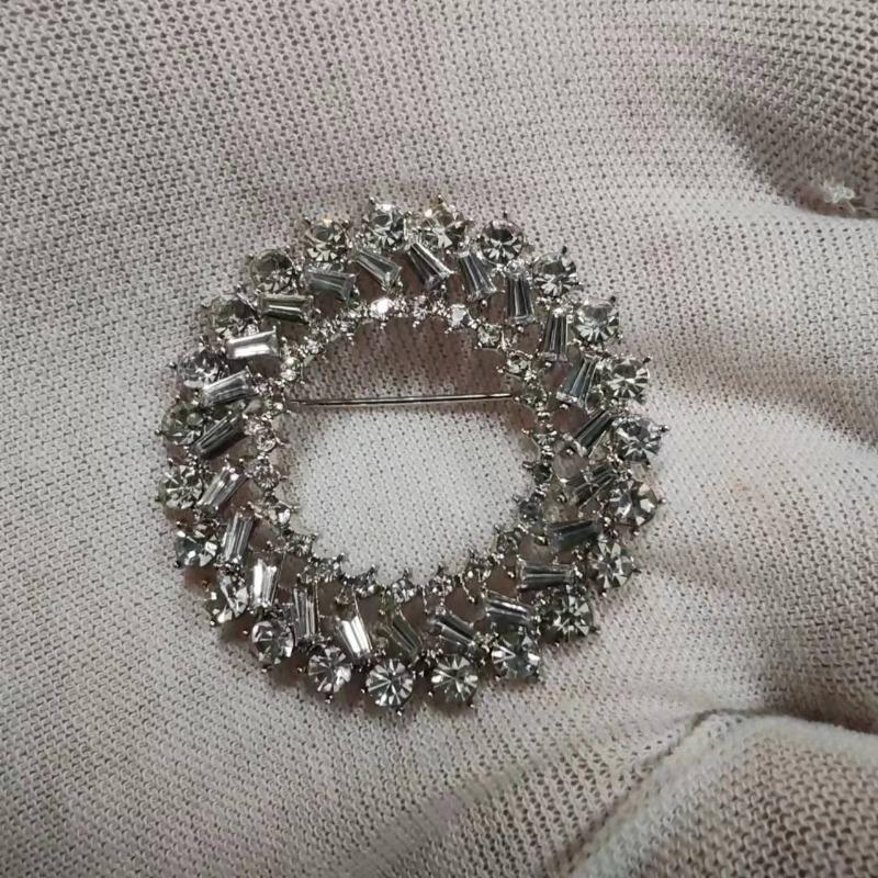 Brooch High-End Niche Silk Scarf Buckle Alloy Diamond Coat Pearl Corsage Pin Accessories