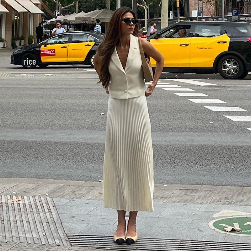 Летний женский костюм 2024 года: Жилет с воротником-стойкой и плиссированной юбкой средней длины