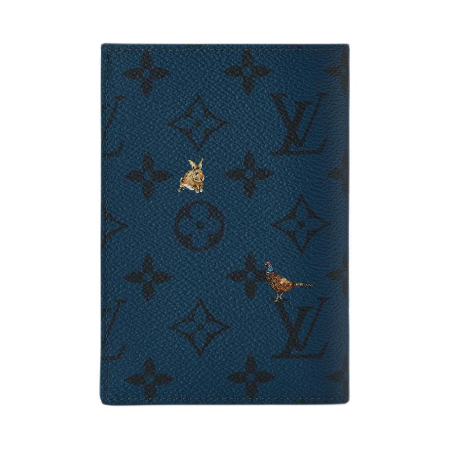 Louis Vuitton Ss26 Животный Комбинированный Принт Монограмма Лес Покрытый Холст Держатель для Паспорта Мужские Аксессуары Темно-Синий M27052