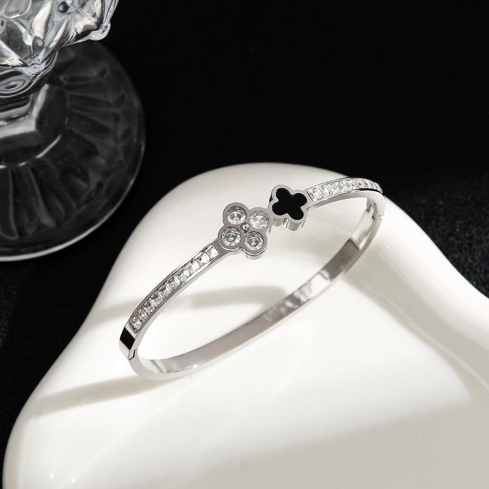 Элегантный женский браслет из титановой стали с четырехлистным клевером и бриллиантами, универсальный высококачественный открытый дизайн.