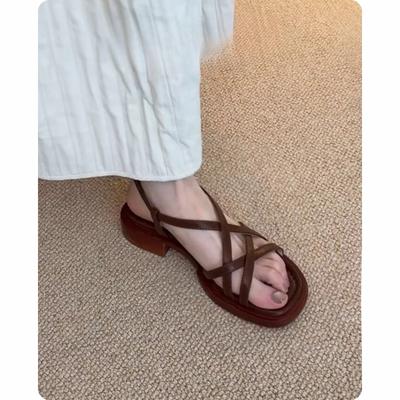 Для женских сандалий носите обувь на толстой подошве с перекрестными ремешками на улице