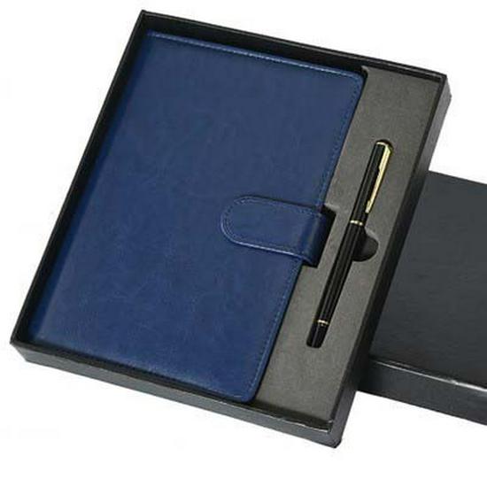 «Набор деловых блокнотов формата А5 и В5 в кожаной обложке с логотипом и пряжкой, подарочная коробка включена».