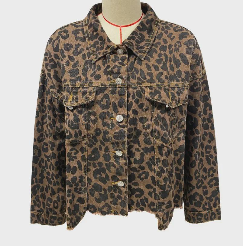 Джинсовая куртка с леопардовым принтом 2024 года: Европейский и американский стиль, весна/осень, длинные рукава, короткие, свободные, повседневный крой для женщин.