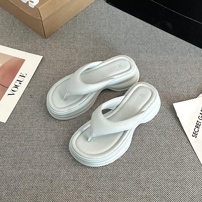 Шлепанцы женские лето 2025 новые уличные на толстой подошве модные уличные нескользящие приморские пляжные сандалии шлепанцы с перемычкой