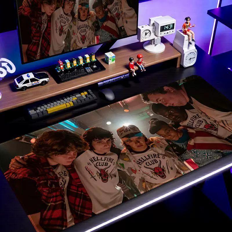 Новый высококачественный печатный кожаный коврик для мыши Stranger Things, увеличенный, с изображением из фильма, для студенческой комнаты, офисного стола, киберспорта, противоскользящий коврик для мыши и клавиатуры, настольный коврик