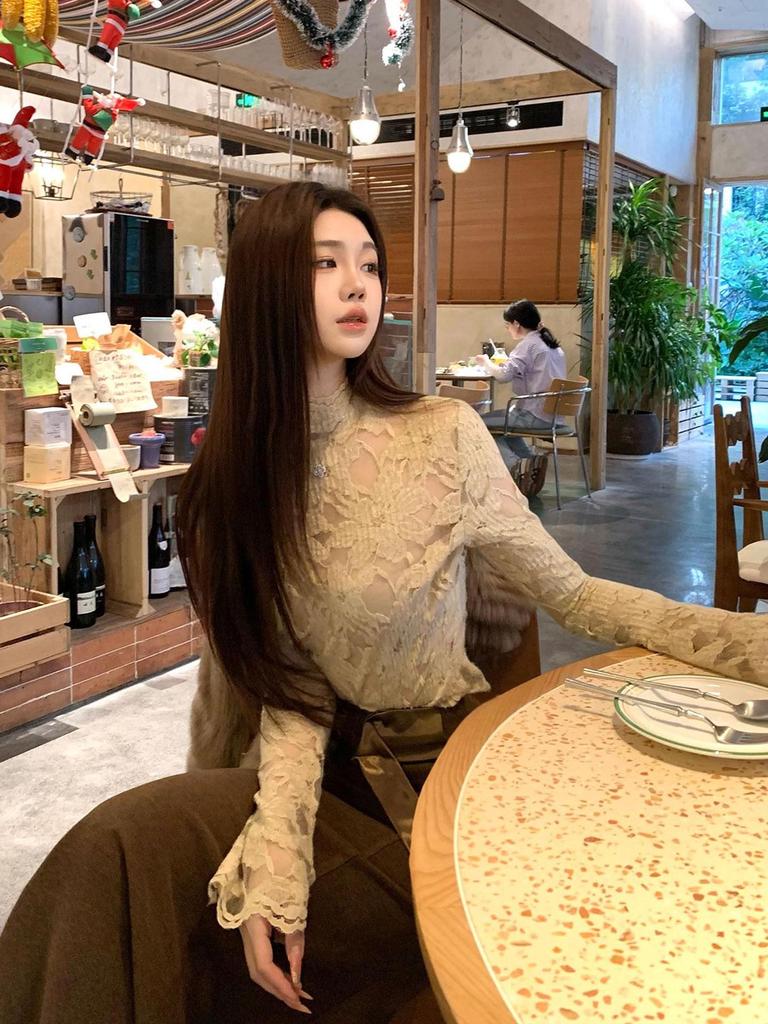 Элегантный кружевной топ в французском стиле с бархатной подкладкой и воротником-стойкой