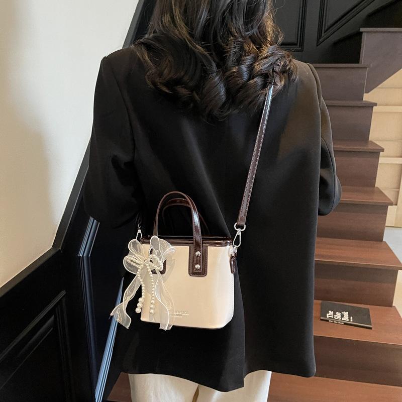 2025 New Niche Fashion Hand Bucket Bag Women's Korean Version Simple and Versatile Shoulder Bag Trendy Casual Messenger Bag