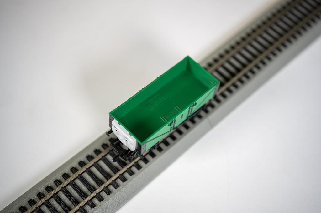 Backman HO Gauge Thomas the Tank Engine Teasing Открытый грузовой вагон Зеленая железнодорожная модель грузового вагона 28-77020