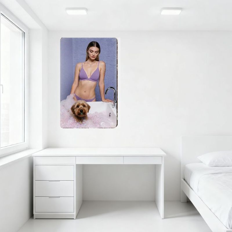 Сексуальная женщина Длинные светло-каштановые волосы Ванна Розовые пузыри Фиолетовый бюстгальтер Бикини Собака Зеленая игрушка Металлическая жестяная табличка Винтажный настенный декор для