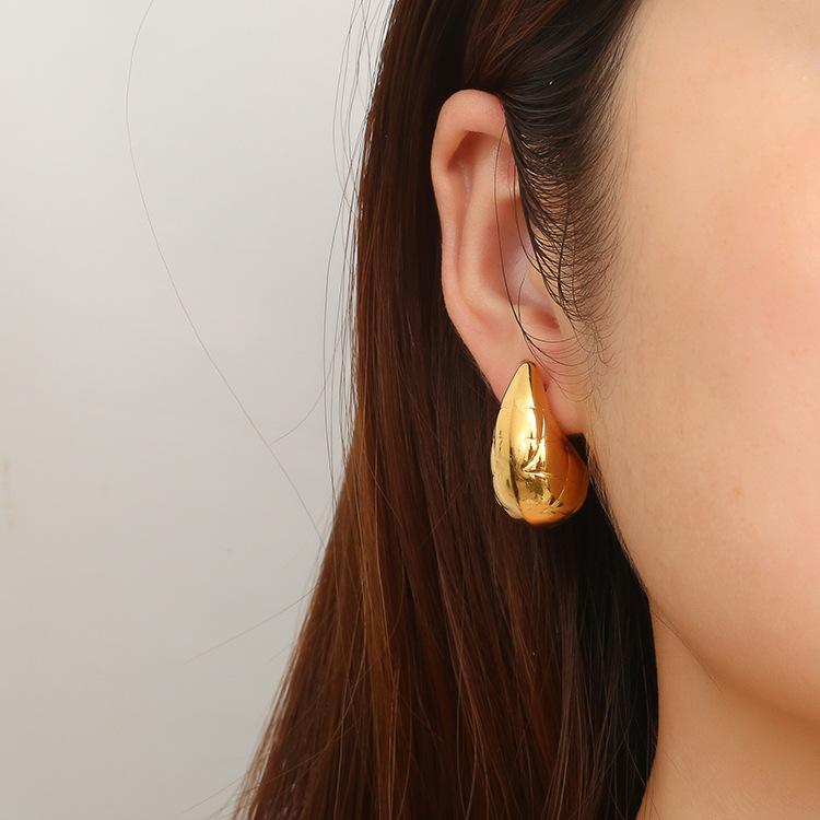 Женские серьги-гвоздики с ажурным узором в виде капли воды из нержавеющей стали европейского и американского производства, покрытые настоящим золотом 18 карат