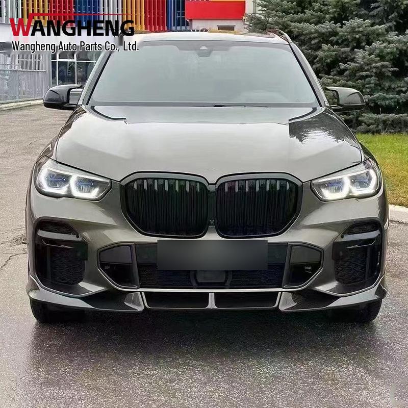 Комплект диффузора из углеродного волокна для BMW X5 G05: Передняя и задняя части с центральным крылом, верхним крылом, спойлером и задним крылом.