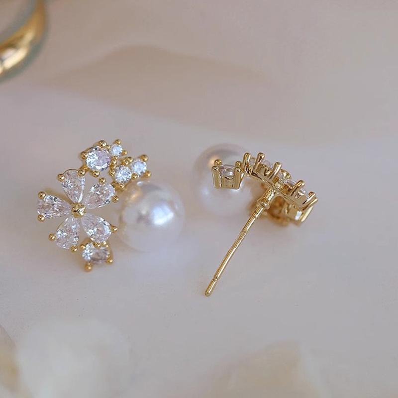 2025 Новые изысканные серьги-пусеты в виде белых цветов, похожих на жемчуг, для женщин, блестящие геометрические серьги-лепестки из циркона, модные, для вечеринок