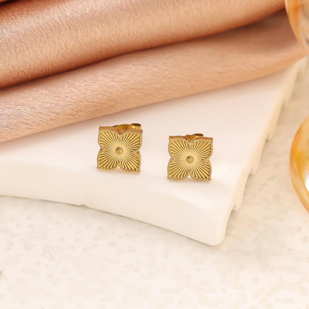 Элегантный ювелирный набор из титановой стали 18 карат: Браслет, Колье и Серьги-гвоздики с Лазерной Полосой и Клевером